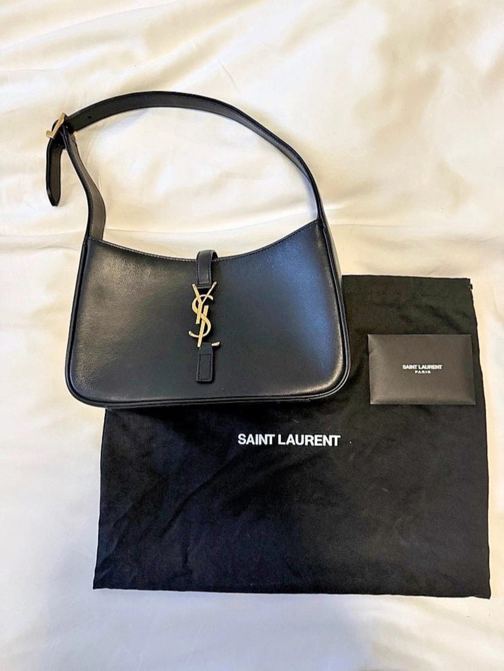 Saint Laurent Le 5 À 7 Hobo Bag in Smooth Leather Black